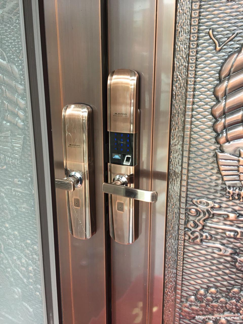 指纹锁上门安装完成