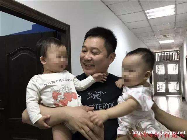双胞胎宝宝刚出生就分开，一年后见面，一个动作让所有人震撼了