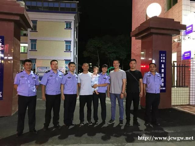 双胞胎宝宝刚出生就分开，一年后见面，一个动作让所有人震撼了