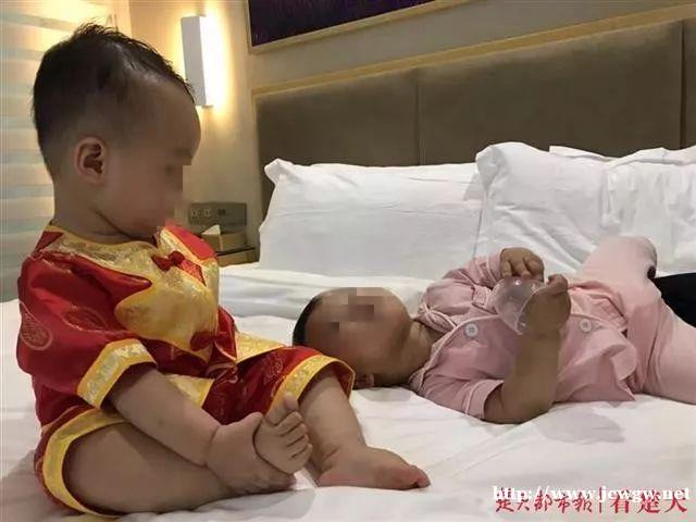 双胞胎宝宝刚出生就分开，一年后见面，一个动作让所有人震撼了