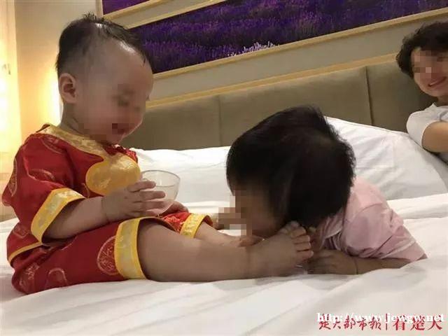 双胞胎宝宝刚出生就分开，一年后见面，一个动作让所有人震撼了