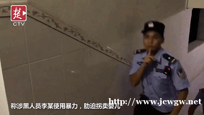 双胞胎宝宝刚出生就分开，一年后见面，一个动作让所有人震撼了