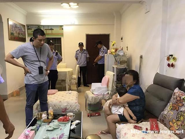双胞胎宝宝刚出生就分开，一年后见面，一个动作让所有人震撼了