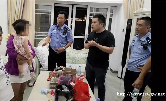 双胞胎宝宝刚出生就分开，一年后见面，一个动作让所有人震撼了
