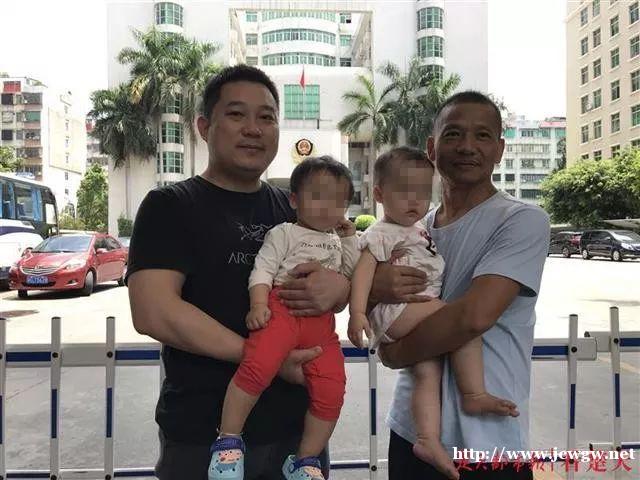 双胞胎宝宝刚出生就分开，一年后见面，一个动作让所有人震撼了