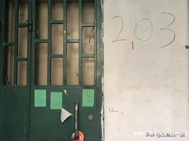 上海男子与垃圾粪便为伴十余年的背后：因烧伤需24小时开空调，曾想过坚持完成学业