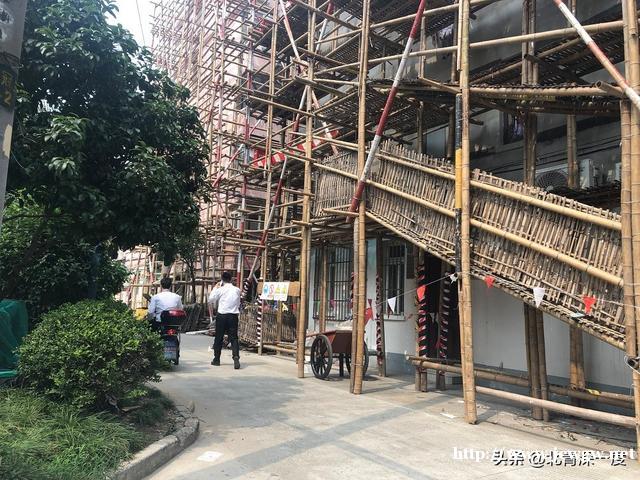 上海男子与垃圾粪便为伴十余年的背后：因烧伤需24小时开空调，曾想过坚持完成学业