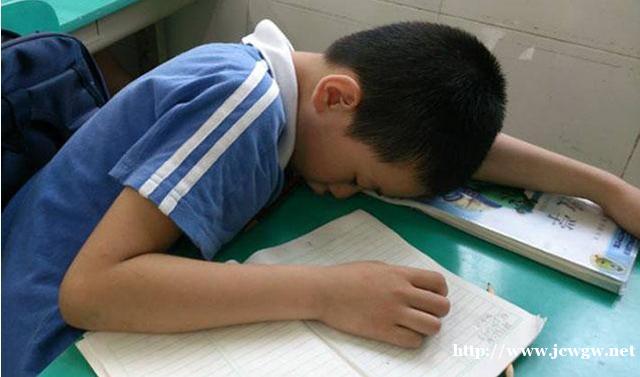 孩子上课睡觉，班主任生气拍照发家长群，孩子爸的解释被家长称赞