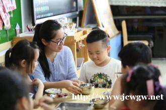 孩子上课睡觉，班主任生气拍照发家长群，孩子爸的解释被家长称赞