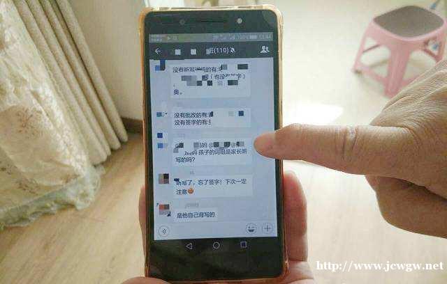 孩子上课睡觉，班主任生气拍照发家长群，孩子爸的解释被家长称赞