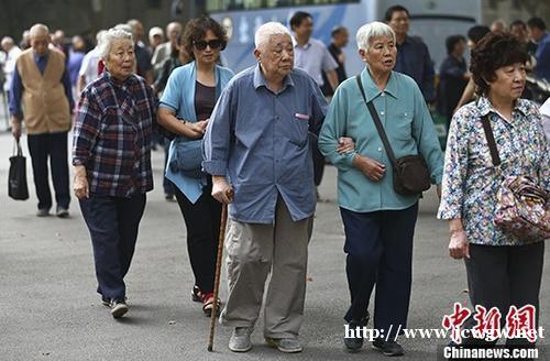 中国财长：养老保险基金运行平稳 发放养老金有保证