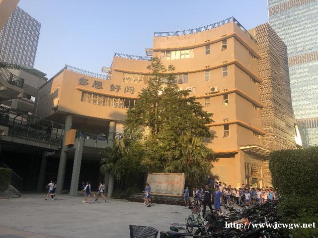 深圳一小学老师被举报收礼，多位家长帮辩护并联名挽留，部门介入