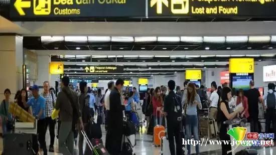 拒付“小费”，中国游客一家遭印尼海关拒绝入境