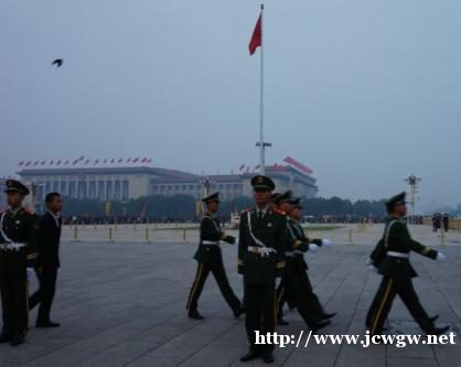 天安门升国旗，为何只升到28.3米，不升到顶？看完涨知识