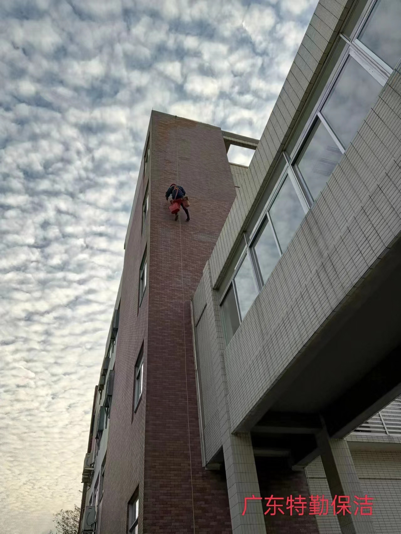 怎样做好高空外墙维护的措施？