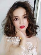 学化妆学美甲学纹绣学美容的培训班宜昌玲丽教育彩妆技能培训学校