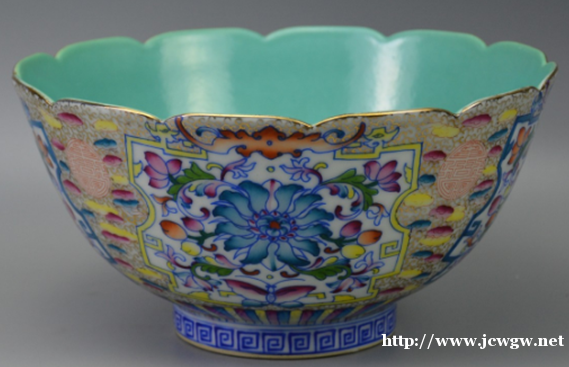 英国亨利拍卖有限公司之粉彩描金缠枝花卉五蝠捧寿大碗 英国亨利拍卖有限公司之粉彩描金缠枝花卉五蝠捧寿大碗