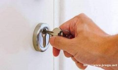 家里钥匙拧断在锁孔该如何解决呢？