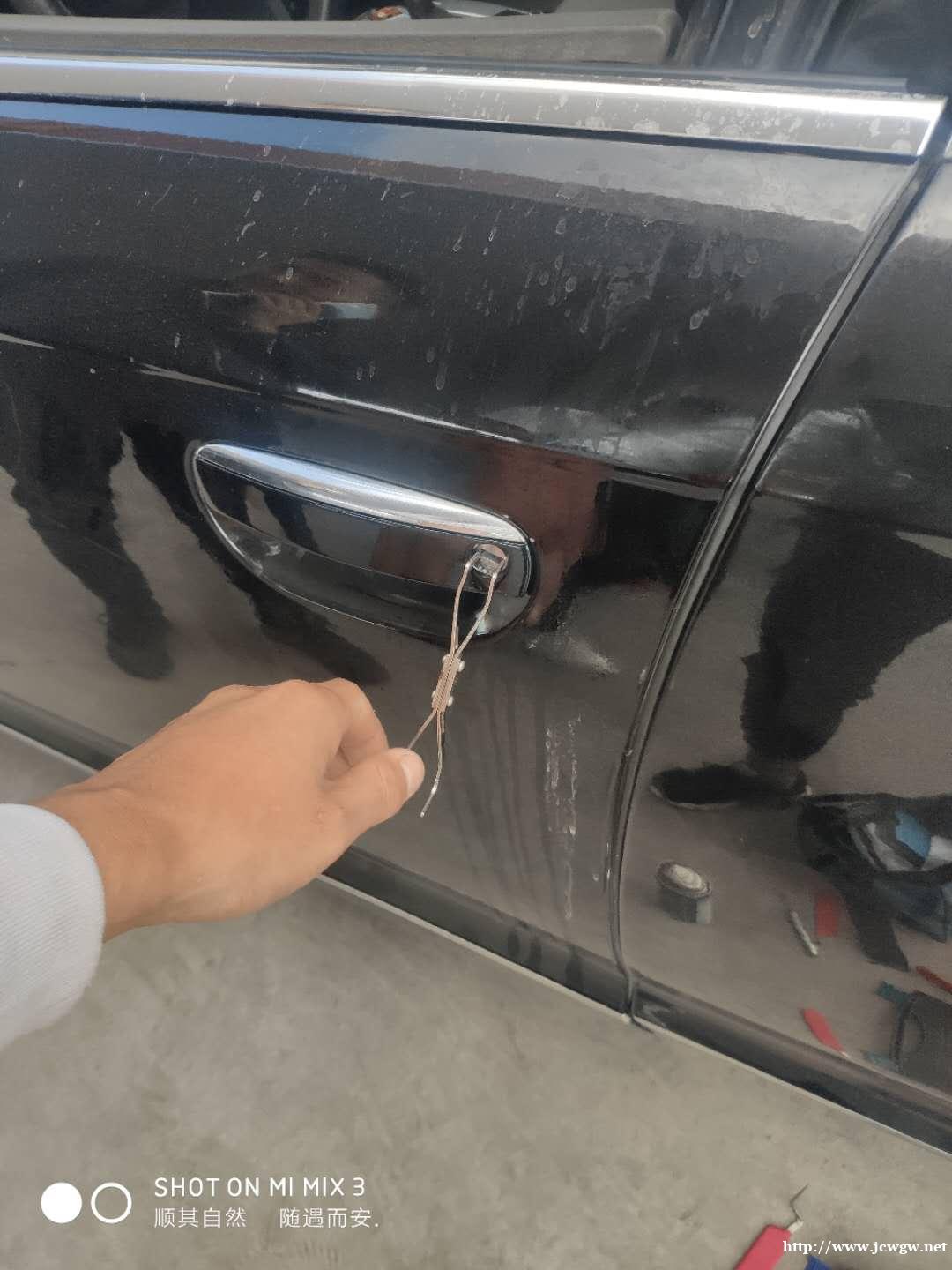 汽车钥匙锁在车里时我们应该如何开锁？