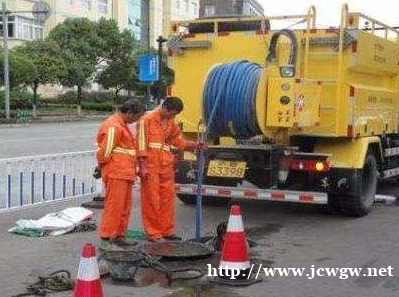 疏通浴缸下水道堵塞(主要是洗澡时留下的头发造成的) 疏通浴缸下水道堵塞(主要是洗澡时留下的头发造成的)