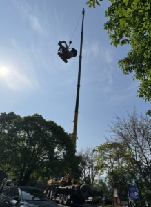 在进行吊车作业前，如何对场地进行安全检查？