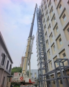 在操作吊车时，操作员要如何注意和小心盲点区域？