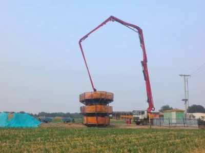 泵车在城市狭窄街道作业，如何实现灵活走位与精准浇筑？