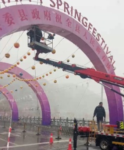 随车吊需要自己配司机吗?工资多少钱一天?