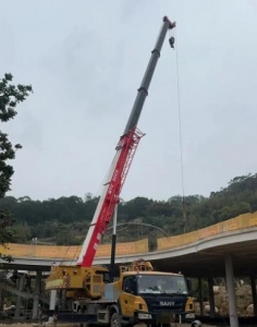如何选择性价比高的新化县吊车租赁公司？