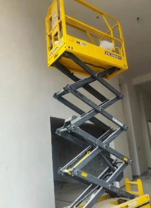 租赁登高车时,设备操作人员是自带还是租赁公司提供?