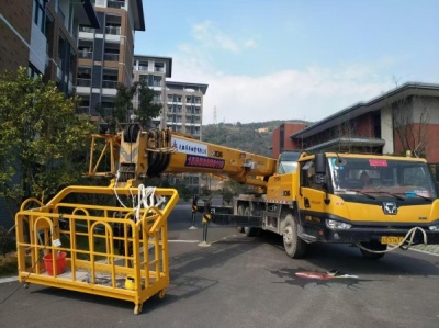 吊车如何在高速公路服务区建设中进行吊运?