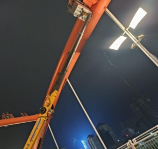 高空作业车的作业高度防护栏高度是否符合标准呢?