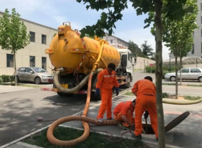 昆明富民抽粪公司 高压清洗油污管道 隔油池化粪池清理