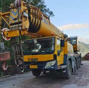 在使用吊车进行吊装作业时，应如何确保安全？