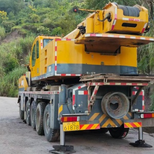 吊车在进行高空作业时,应采取哪些特殊的安全措施?