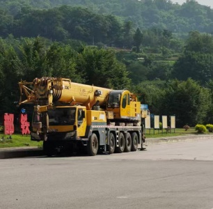 在进行吊车作业前，如何对场地进行安全检查？