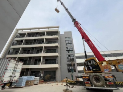 面对高空狭小地区的作业吊运任务，吊车怎样准确就位？