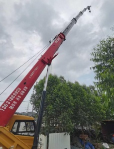 吊车的制动系统需要怎样检查，才能确保刹车灵敏可靠？