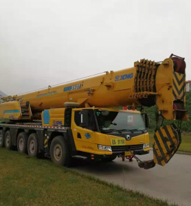 达州吊车出租公司在扩展业务范围时，应考虑哪些挑战和机遇？