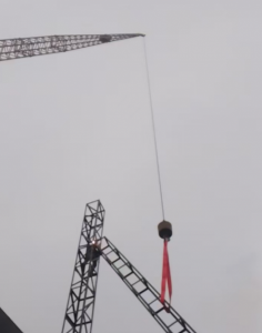 在使用吊车过程中，如何严格遵守安全操作规程？